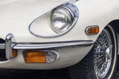 Bir E-Type 4.2 Jaguar klasik spor araba.