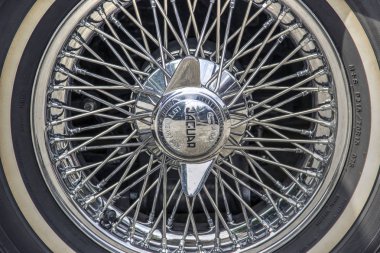 E-Type 4.2 Jaguar klasik spor arabasının çarkı.