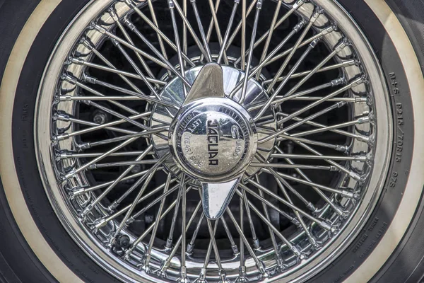 Проволочное Колесо Классического Спортивного Автомобиля Type Jaguar — стоковое фото