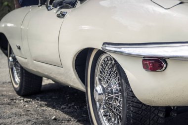 Bir E-Type 4.2 Jaguar klasik spor araba.