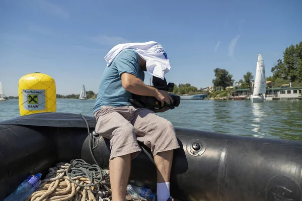 Belgrado Servië Aug 2019 Man Filmt Zeilregatta Vanaf Een Rubberboot — Stockfoto