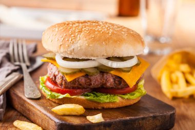 Lezzetli hamburger kaşar peyniri ile