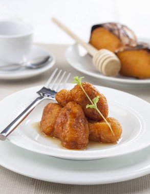 Tatlı patates beignets bal ile kaplı