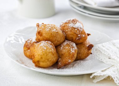 Tatlı ev yapımı beignets pudra şekeri ile kaplı.