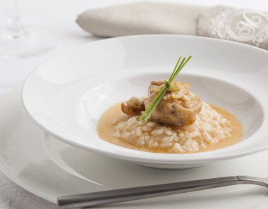 Gurme pirinç yemek sosu ve kızarmış tavuk