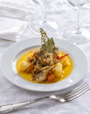 Patates, kekik ve defne yaprağı ile keçi güveç.