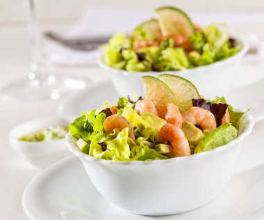 A karışık salata karides ile avokado ve kireç salata sosu.