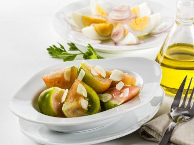 Sarımsak ve çiğ soğan domates ve yumurta salatası.