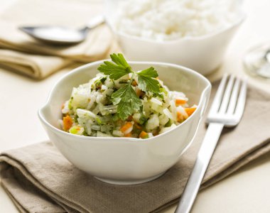 Vejetaryen pirinç salatası