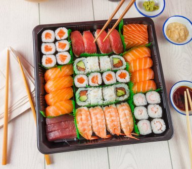 Suşi ve maki Sushi paket servisi olan restoran tepsi