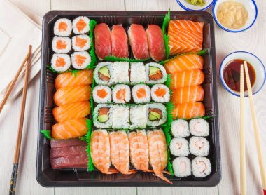 Suşi ve maki Sushi paket servisi olan restoran tepsi