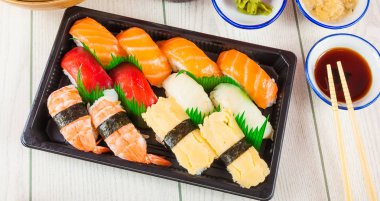 Suşi ve maki Sushi paket servisi olan restoran tepsi