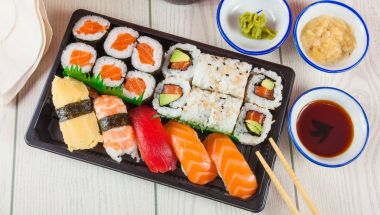 Suşi ve maki Sushi paket servisi olan restoran tepsi