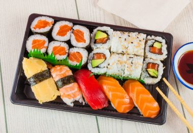 Suşi ve maki Sushi paket servisi olan restoran tepsi