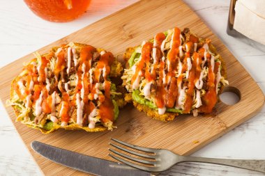 Kolombiyalı gıda: guacamole ve et ile patacones.