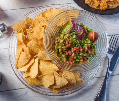 Meksika yemeği: Nacho guacamole ile