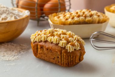 Dulce de leche ile doldurulmuş küçük, geleneksel tatlı pastadır