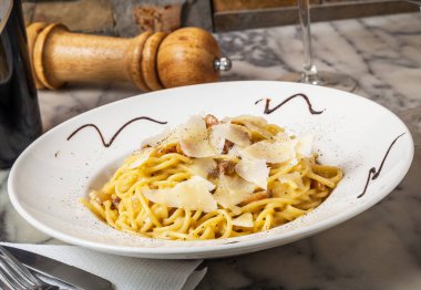 Spagetti yemek mantar ve peynir