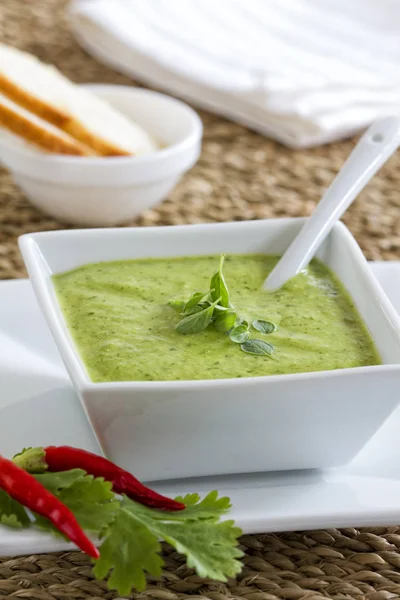 Домашний острый зеленый соус в квадратной чаше . — стоковое фото
