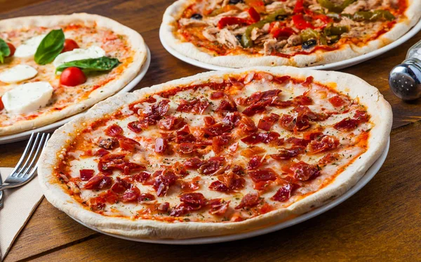 Italiaanse pizza met gedroogde parmaham. — Stockfoto