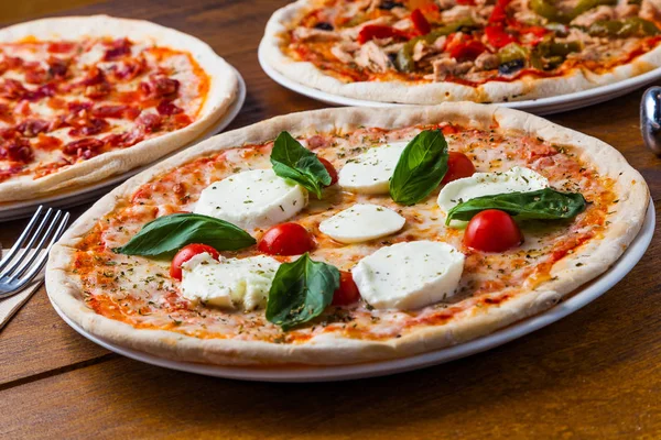 Authentieke Italiaanse pizza met mozzarella kaas, basilicum en kersen — Stockfoto