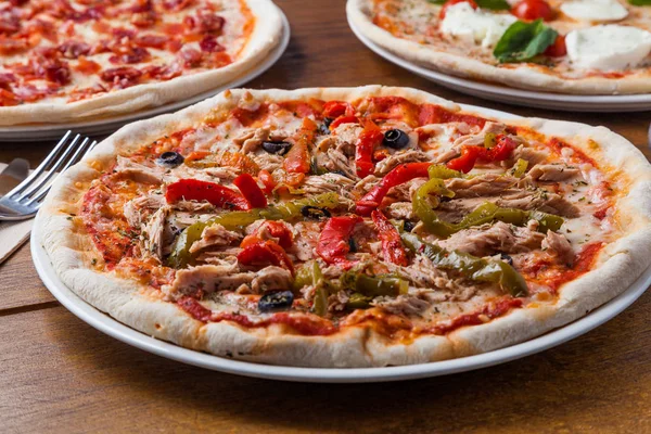 Pizza met tonijn, paprika en olijven. — Stockfoto