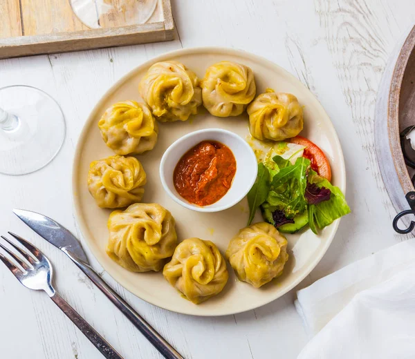 Nepal geleneksel hamur tatlısı momos ile domates chatni hizmet.