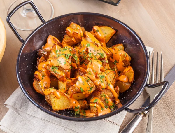 Patatas bravas, spicy potatoes, a typical Spanish dish with frie — Stock Photo, Image