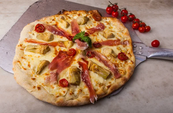 Hete pizza op een peeling, recht uit de oven. — Stockfoto