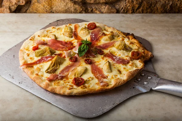 Hete pizza op een peeling, recht uit de oven. — Stockfoto