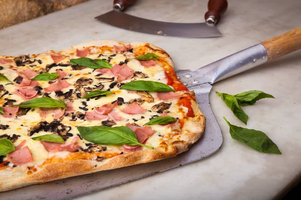 Pizza quente em uma casca, direto do forno . — Fotografia de Stock