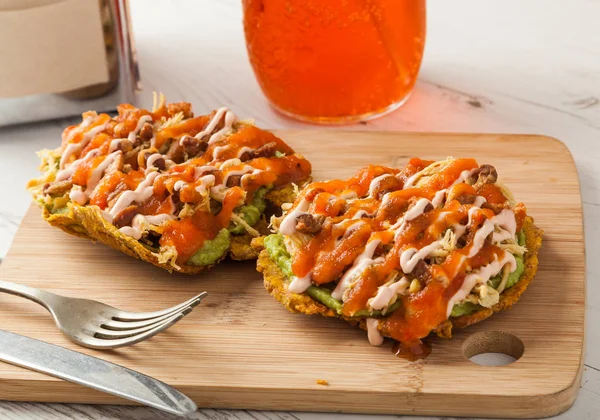 Kolombiyalı gıda: guacamole ve et ile patacones.