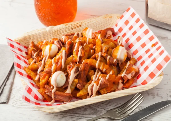 Kolombiyalı gıda: bıldırcın yumurtası ile salchipapas.