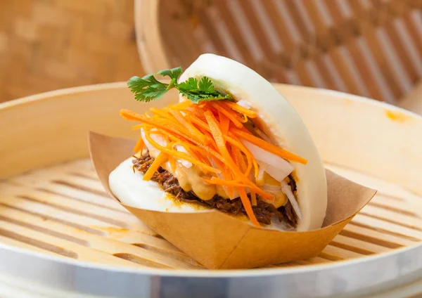 Sanduíche de Bao, comida de rua asiática — Fotografia de Stock