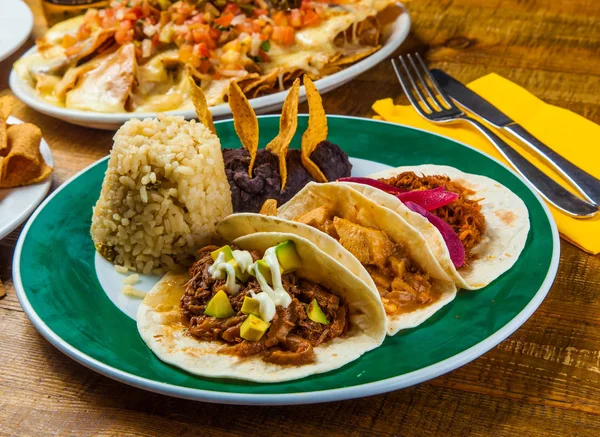 Tacos mexicanos servidos con arroz y frijoles —  Fotos de Stock