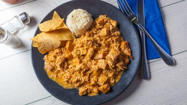 Comida Mexicana: Crema de Chipotle Pollo servido con arroz y nachos — Foto de Stock