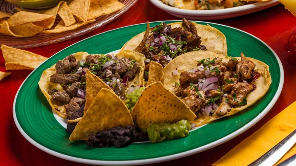 Comida Mexicana: tacos con carne y pollo . — Foto de Stock