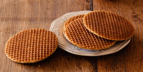 Stroopwafels, typische süße Waffeln mit Zuckersirup aus Holland. — Stockfoto