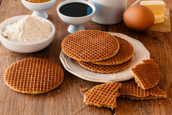 Stroopwafels, tipikus édes gofri cukorszirup Hollandiából — Stock Fotó