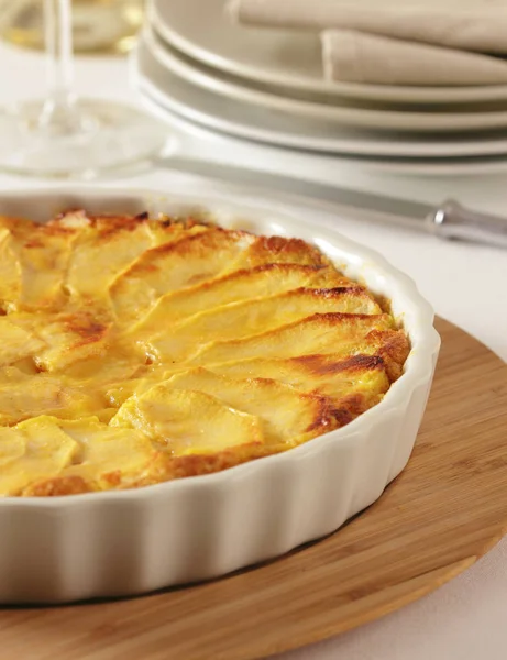 Une tarte aux pommes maison dans un plateau avec des tranches de pomme sur le dessus . — Photo