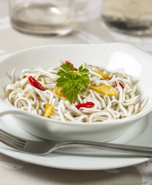 Anguille neonate o sostituti dell'elver in salsa all'aglio — Foto Stock