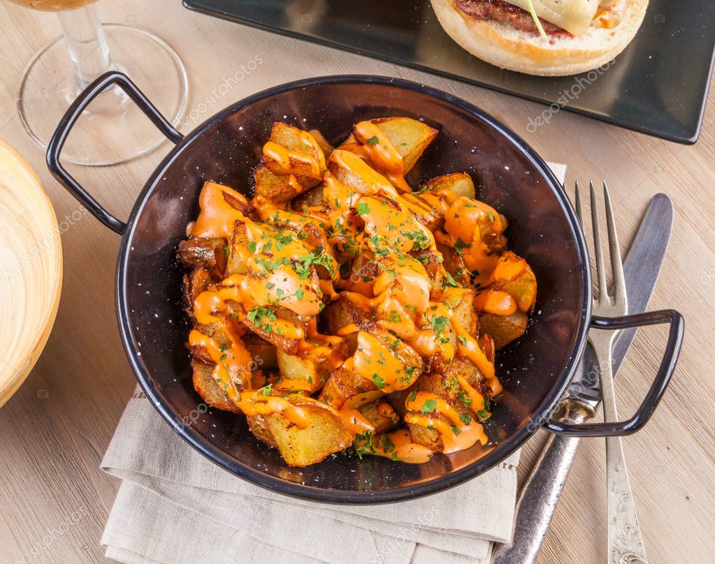 Patatas bravas, patatas picantes, un plato típico español con papas