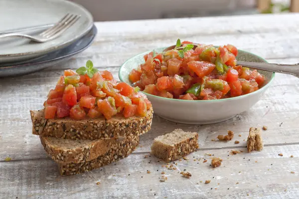 Bruschetta italiana con pomodoro, peperone, aglio, olio d'oliva a — Foto Stock