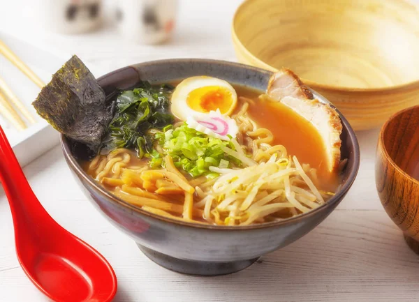 Miso Ramen Asian noodles z mięsa i jaj w misce na biały drewno — Zdjęcie stockowe
