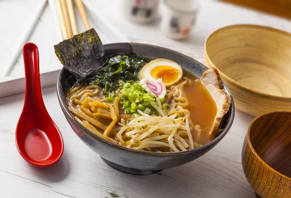 Miso Ramen Tagliatelle asiatiche con carne e uova in ciotola su legno bianco — Foto Stock