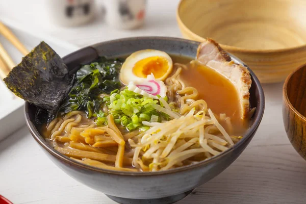 Miso Ramen macarrão asiático com carne e ovo na tigela em madeira branca — Fotografia de Stock