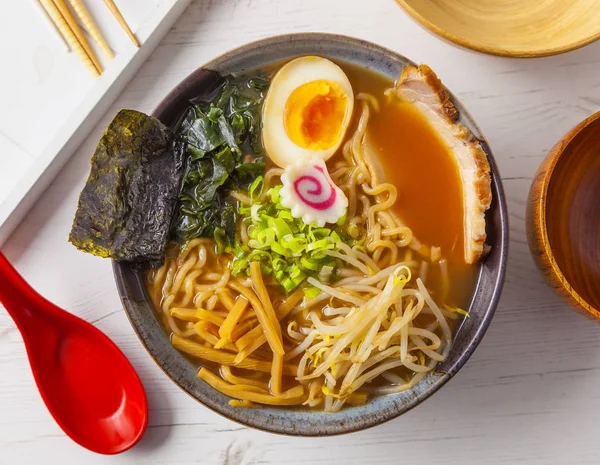 Miso Ramen Tagliatelle asiatiche con carne e uova in ciotola su legno bianco — Foto Stock