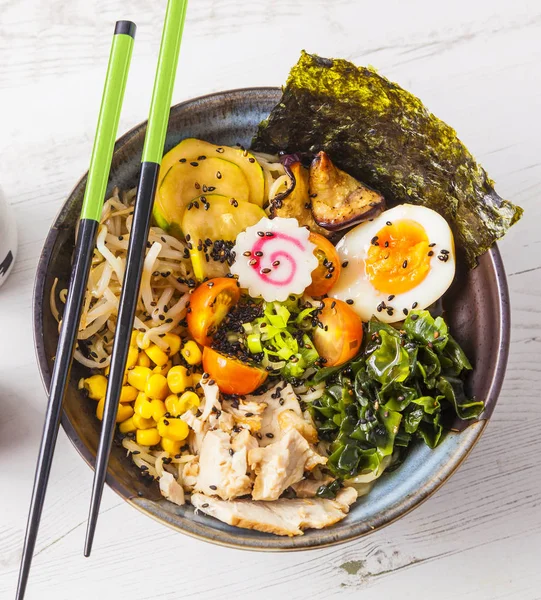 Miso Ramen Tagliatelle asiatiche con carne e uova in ciotola su legno bianco — Foto Stock