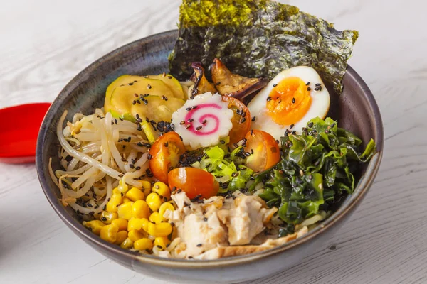 Miso Ramen Tagliatelle asiatiche con carne e uova in ciotola su legno bianco — Foto Stock