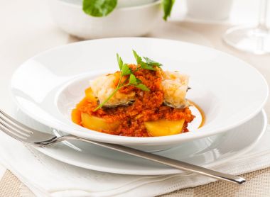 Ajo colorao bacalao, Andalucia, özellikle Almera, Crdoba ve Mlaga şehirleri bölgesinin tipik bir İspanyol yemek ile bir fincan